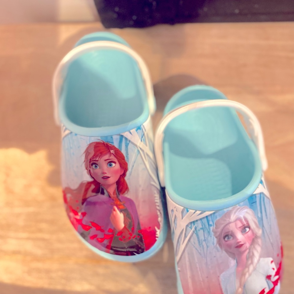 New Crocs Frozen, Size Junior 1